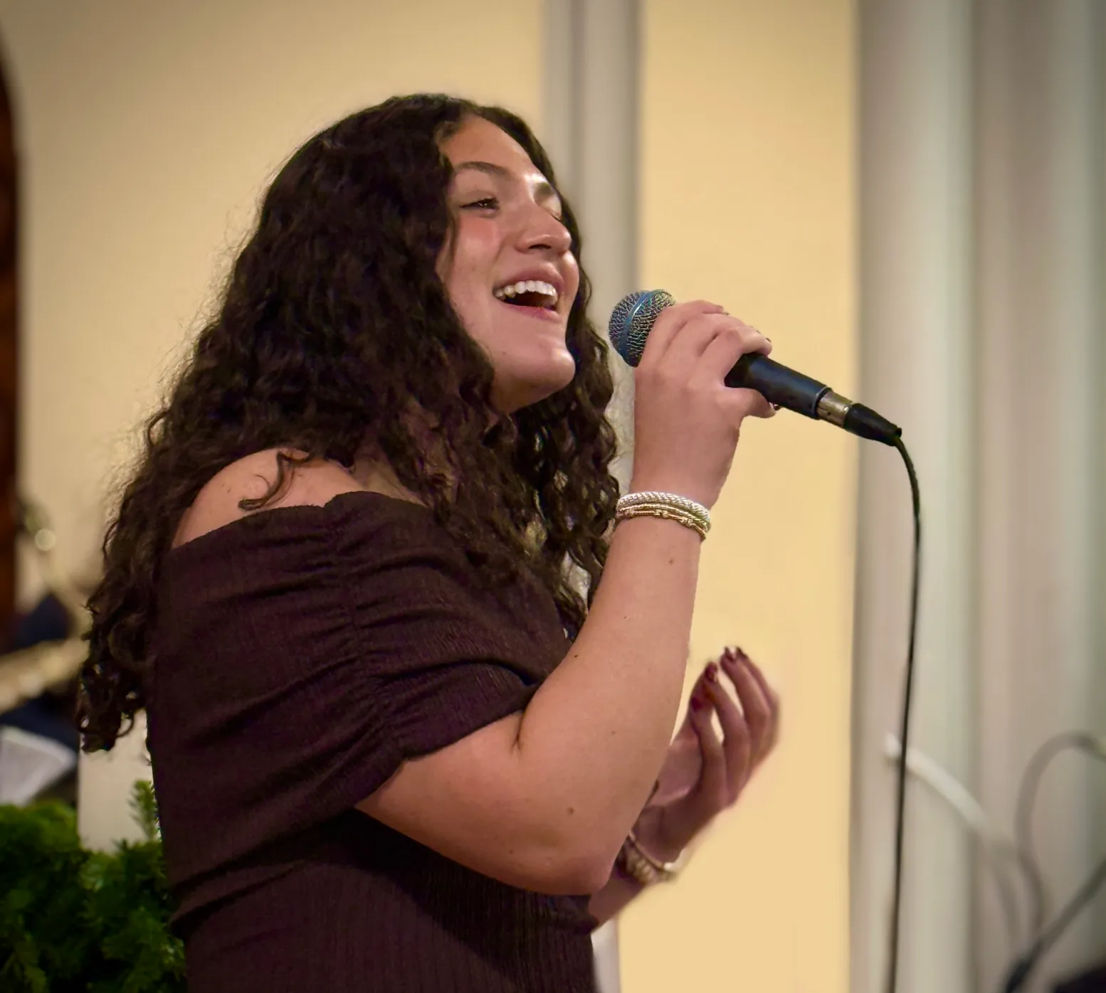 Sofia DiGioacchino ’26 sings “Creep” by Radiohead at Pfarrgemeinde Salzburg Christuskirche in Salzburg, Austria, accompanied by PHS Studio Band.